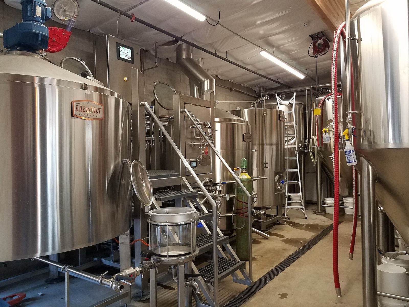 Stainless steel brewhouse vessels and pipework